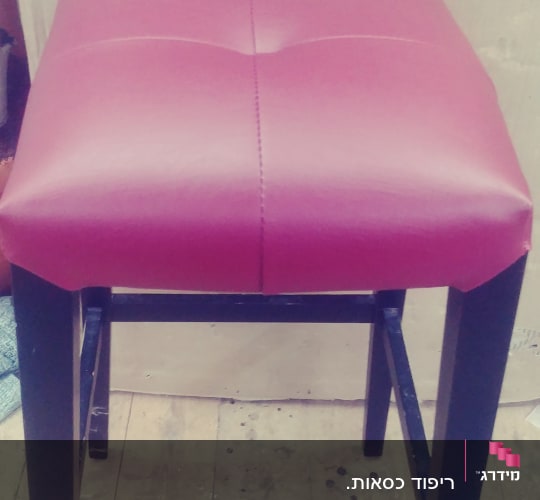 שרפרף מרופד באדום עם רגליים שחורות